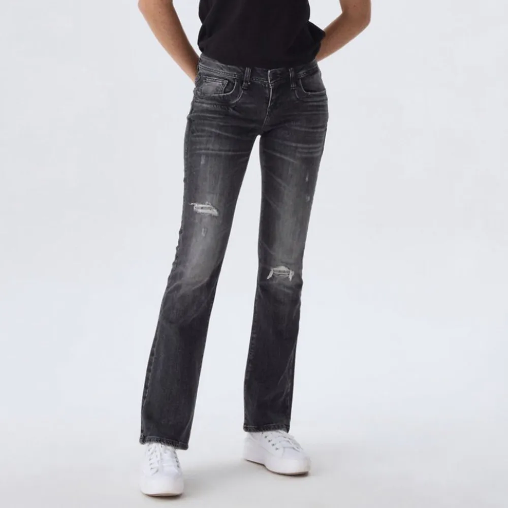 Säljer mina ltb jeans i modellen valerie i storleken 28x32. Använda fåtal gånger och finns nästan inte att få tag på. Ny pris: 740kr säljer direkt för 650kr !!!SKRIV FÖR EGNA BILDER!!. Jeans & Byxor.