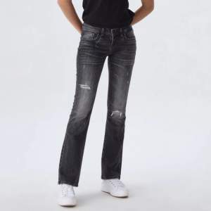Säljer mina ltb jeans i modellen valerie i storleken 28x32. Använda fåtal gånger och finns nästan inte att få tag på. Ny pris: 740kr säljer direkt för 650kr !!!SKRIV FÖR EGNA BILDER!!