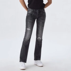 Ltb jeans  - Säljer mina ltb jeans i modellen valerie i storleken 28x32. Använda fåtal gånger och finns nästan inte att få tag på. Ny pris: 740kr säljer direkt för 650kr !!!SKRIV FÖR EGNA BILDER!!