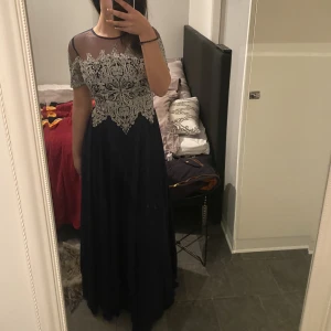 Bal/festklänning - Använts 1 endast en gång! Storlek M💕 (lite trög kedja)