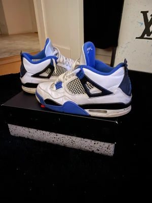 Jordan 4 ”motorsport” - Säljer mina Jordan 4 ”motorsport”, använda ganska mycket men fortfarande en bra och skön sko, pris kan diskuteras och hör av dig för frågor och funderingar.