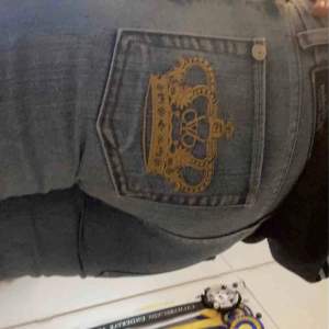 Lågmidjade vida vicotoria Beckham jeans (inte mina bilder då jag inte passade i dom) midje mått 77cm och innerbensmått 83 cm. Direkt köp vid 750