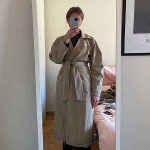 Trenchcoat från other stories storlek 36. Jättefin !!