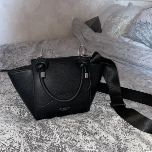 Väska - Trekantig väska som aldrig är använd 