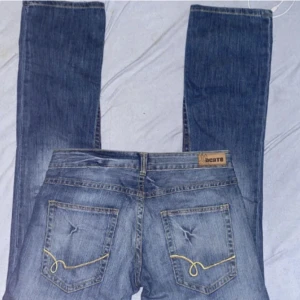 Low Waist jeans - Lågmidjade jeans med unikt broderi på bakfickorna! Dom är straight i modellen, kanske lite Bootcut.