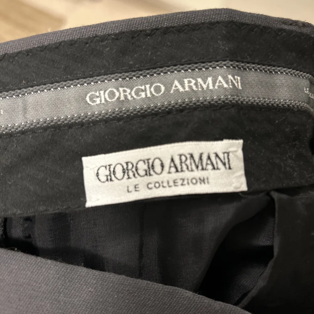 Giorgio Armani Le Collezioni Grå/Svart kostymbyxor i ull. Fint skick. Strl 54  Första bilden representerar färgen bäst. Jeans & Byxor.