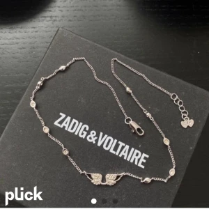 Ängla smycke från Zadig - Hej jag tänkte sälja mitt Zadig voltaire halsband inköpt från Zalando för 1200kr 🌸 det är äkta silver och nästan helt orört har inga defekter och så vidare😝utropspriset är 400kr  