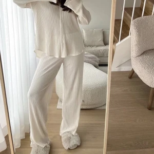 Byxor  - De populära setet Maia från Ginatricot i vit. Det är bara byxorna jag säljer. Helt oanvända! Nypris: 359kr. Kan mötas upp i Jönköping eller Vaggeryd annars tillkommer fraktkostnad 🤍