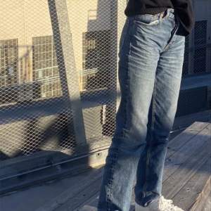 ⚠️DOM FINNS KVAR⚠️Dessa ursnygga populära jeansen från zara! Midrise full length modellen som inte säljs längre! Första bilden är lånad💕 🙏
