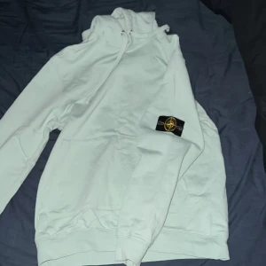 Stone island hoddie  - Stone island hoddie i storlek xl men är lite liten i storleken så är ungefär som en L knappt andvänd vid frågor hör av er (Säljes billigt för behov av pengar) 