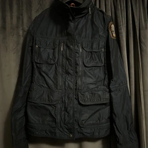 Parajumpers - Marinblå parajumpers vindjacka. Använd några gånger. Väldigt fint och bra skick. Detta är en vindjacka så jackan är tunn och har fint material. Går att dra åt i midjan. Storlek S. Pris kan diskuteras. Köparen står för frakten. Betalning sker via Swish.