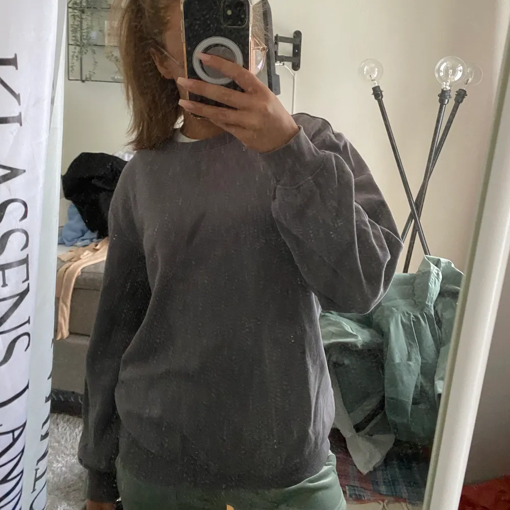Grå oversized collegetröja, ingen fläck utan det är en skugga 🫶🏽, storlek S från herravdelningen, 70 kr + frakt 💕. Neuletakit & Villapaidat.