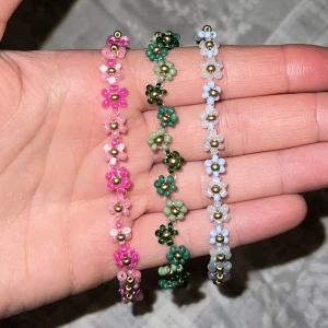 Armband med blommor av pärlor - Säljer pärlarmband av pärlor, här är några förslag, man kan välja fritt själv med många blommor/några blommor/med stora elr små pärlor & mycket mer!🦋 finns även vanliga armband med endast pärlor (bild 3) eller om man vill ha 🍒 på! Kan även göra ring osv🤍🌸