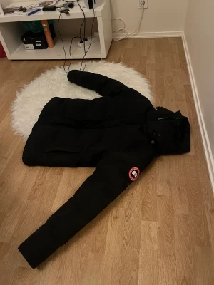 Jacka  - En helt ny canada goose jacka använd några gånger köpt från lämna sport för 3 månader sen köpe den för 10000 kr säljer den för 8500