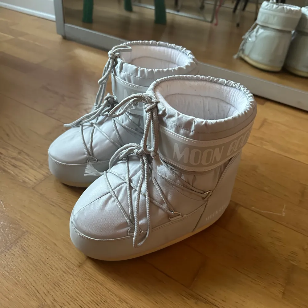 Moon boot ”mb classic low 2” i färgen glacier grey helt i nyskick. Skorna användes endast till en fotografering inomhus i studio! Storleken är 36/38 (dubbelstorlekar). Nypris 1200 kr. Skor.