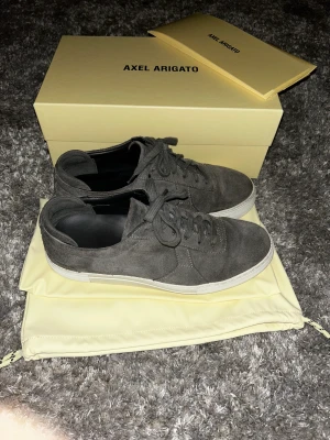 Axel arigato skor - Använda skor Storlek 43, box + order följer med