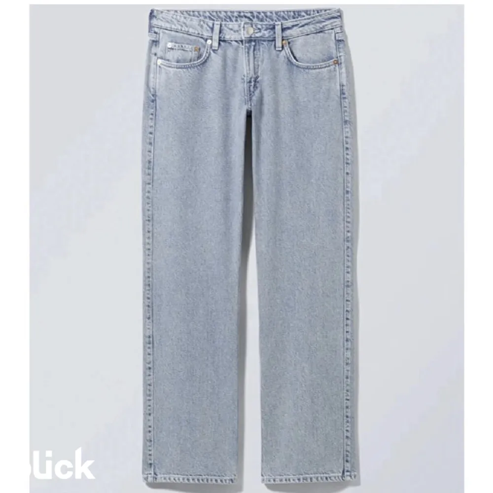 Säljer dessa skit skit snygga jeans ifrån weekday. Säljer dom för att jag tyckte att dom inye var snygga på mig och dom har använts ungeför 2 ggr. Storleken är 27/32💓 dom är i jättebra skick. Jeans & Byxor.