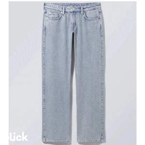 Säljer dessa skit skit snygga jeans ifrån weekday. Säljer dom för att jag tyckte att dom inye var snygga på mig och dom har använts ungeför 2 ggr. Storleken är 27/32💓 dom är i jättebra skick