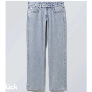 Blå weekday jeans low waisted - Säljer dessa skit skit snygga jeans ifrån weekday. Säljer dom för att jag tyckte att dom inye var snygga på mig och dom har använts ungeför 2 ggr. Storleken är 27/32💓 dom är i jättebra skick