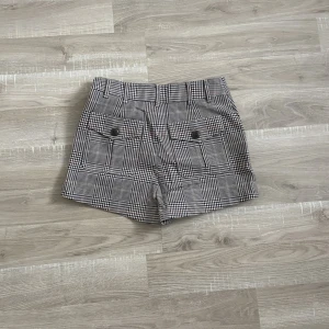 Zarashorts - Säljer mina ca ett år gamla zarashorts som endast är använda en gång. Nypris 350kr, säljer för 250. Plagget är i mycket bra skick. Hör av dig vid frågor😊 (köparen står för frakten)