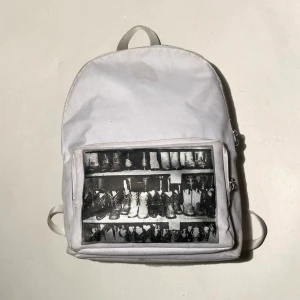 Calvin Klein x Andy warhol by Raf simons ryggsäck  - En skitfet ryggsäck från Calvin Klein x Andy Warhol designat av Raf Simons. Den går för över 2000kr på grailed. Den har änvänts en del och har lite fläckar så skulle behöva tvättas. 