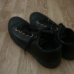Converse - Säljer mina limeted edition converse pga dom står bara och dammar i garderoben… dessa converse är i skinn, knappt använda!♡