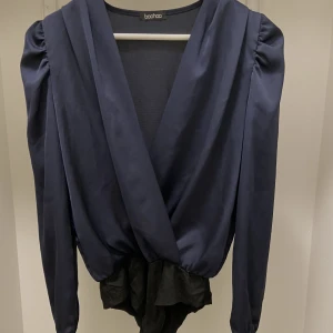 Blå bodysuit - Oanvänd bodysuit från boohoo i storlek S/xs