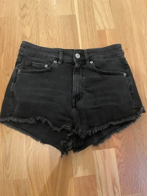 Svarta shorts - Detta är ett par svarta jeansshorts från HM i storleken 36/S.