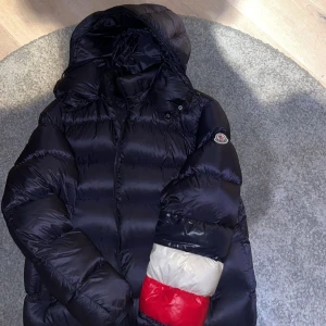 Moncler jacka  - Moncler jacka skicket på jackan är 9/10 men jackan är äkta qr koden funkar vid intresse skriv eller fler bilder 