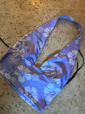 Topp - Säljer topp. Säljer pga av att inte kommer till användning. Den superfint sick. Lappen sitter kvar.   Tar emot Swish och kan posta   Frakt står köpare för själv 