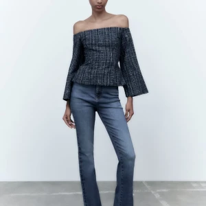 Slutsåld zara topp - Jag säljer denna helt slutsålda topp från zara! Jag fick hem den i veckan och den är alldeles för liten:( Alla lappar sitter kvar och jag har även kvar kartongen att frakta i. Så jag säljer alltså den som ny fast billigare❤️ Högsta bud just nu 340+frakt🥰