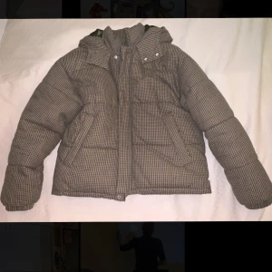 Vinterjacka - Vinterjacka från Weekday vintern 2020. Det är en oversize modell i nyskick.