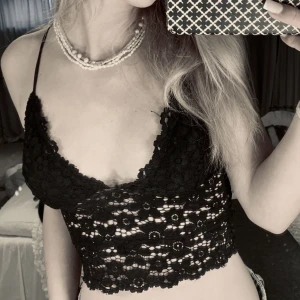 Blommig topp  - Kan användas till vardags men även fest! 💘 Har inbyggd topp vid brösten så går att använda utan bh!❤️‍🔥 lite sliten pga använd