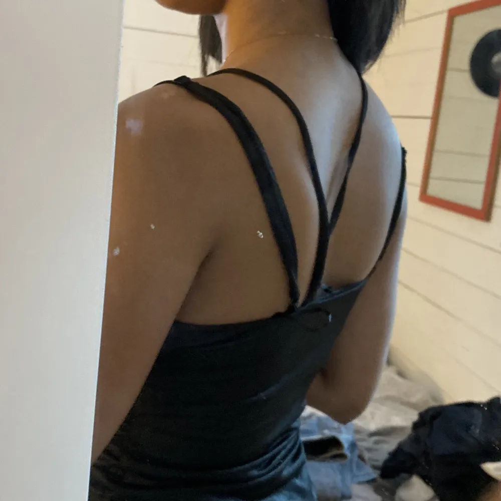Går även att korsa banden fram🤍 Från Bikbok. Mekot.