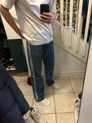 Vintage wrangler jeans  - Riktigt feta vintage wrangler jeans cool blekning längs med sidan av benen. Jag är 182. Pris går att diskutera.🙂