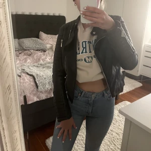 Skinnjacka - Säljer nu min jättesnygga skinnjacka! Den är köpt från Chiquelle och knappt använd! 🤍