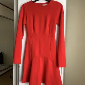 Röd klänning i tjockare finare material från Zara. Långärmad och har smickrande form 💕
