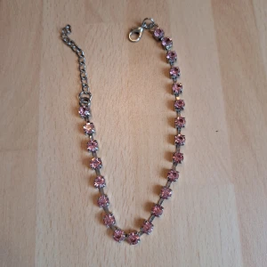 Strass-halsband 🌹 Rosa🌹 - Hej alla glada 🌹 Här har jag ett jättefint halsband med Rosa strass🌹längd ca 35 cm🌹 lite använd 🌹 Pris 10 kr plus frakt 16 kr 🌹 Kontakta mig innan köp 🌹 Anki 🌹