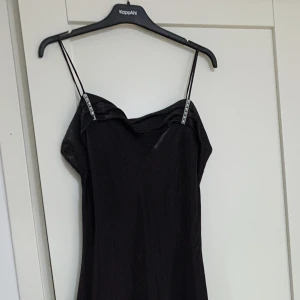 Balklänning  - Balklänning köpt i Dubai använd bara engång formar sig efter kroppen och kan passa alla kroppsformer