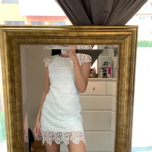 Vit klänning  - Vit klänning som passar perfekt till sommaren. Endast använd 1 gång. Jag är 165cm. 