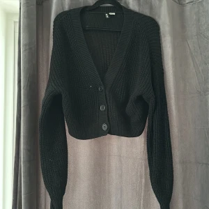 Kofta  - Stickad svart kofta ifrån H&M, strl S men passar även XS, använd några gånger men fortfarande fint skick. Den är kort i ryggen och lite längre där fram