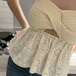 Zara topp - Säljer denna fina topp då den tyvärr inte kommer till användning! Toppen är helt slutsåld på faras hemsida. Köpt ifrån zara och är i stort sätt aldrig använd❤️ Köparen står för frakten 