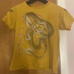 Gul tröja  - Gul Top med drakar 🐉 
