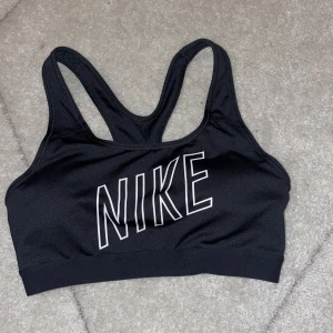 Sport bh  - Svart sport bh från Nike i storlek S med skydd för brösten i så det blir mer bekvämt.