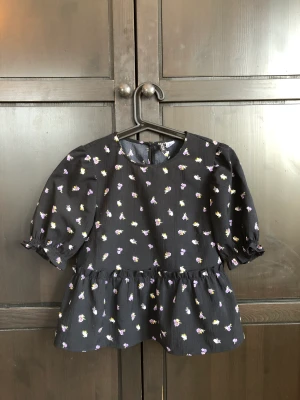 Blus från h&m  - En jättefin blus till sommaren. Från h&m i storlek 34/XS💗