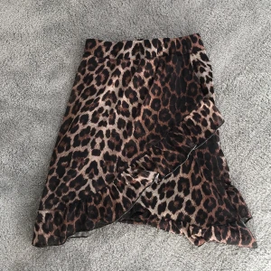 Leopardkjol - En jättepopulär kjol, som försvann från Nellys hemsida för ett tag sedan. Jättefin och bra skick, men tyvärr för liten för mig. 