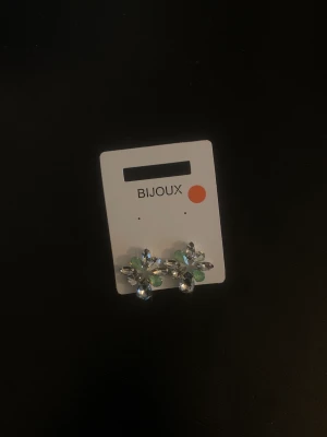 Oanvända örhängen  - Oanvända örhängen ifrån guldfynd, säljer dem då de ej kommer till användning.