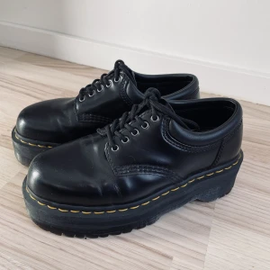 Dr Martens platå  - Supercoola låga Dr Martens med platå. 🖤 Älskar de här skorna men har för många så de används tyvärr inte. 😢 Väldigt bra skick med lite slitning på sulan. Originalpris ca 2200kr.   Skriv för fler bilder 🥰  Köpare står för frakt 🌟