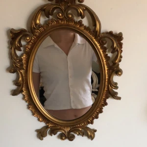 vit croppad piké - fin vit piketröja i croppad modell! köpt second hand men orginellt från brandy melville🌸 står s på lappen men skulle snarare säga xs då den inte är så stretchig💘 liten fläck nere vid sömmen som syns på 3e bilden !!köparen står för frakt!! 