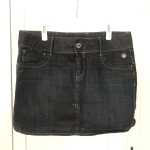 minikjol g-star - jättefin minikjol från g-star i assnygg mörkblå wash och fina detaljer. står strl w29 men känns större. skriv för mått. köpt 2nd hand men aldrig använd personligen. jättebra skick. 